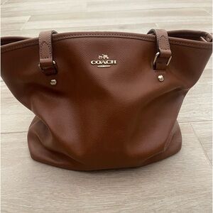 Coach, Brown leather shoulder bag preowned the straps show signs of wear